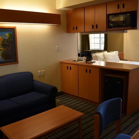Microtel Inn & Suites By Wyndham Chihuahua Habitación foto